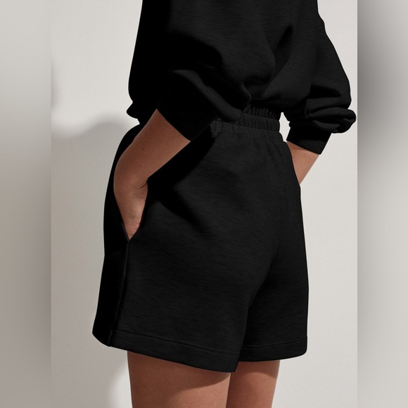 NWT Varley Claude High-Rise Shorts in black - Picture 3 of 11